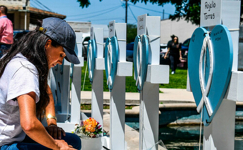 Meghan Markle viaja de sorpresa a Texas para rendir homenaje a las víctimas del tiroteo en una primaria
