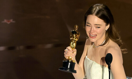 Las lágrimas de emoción de Emma Stone al ganar su segundo Oscar como mejor actriz