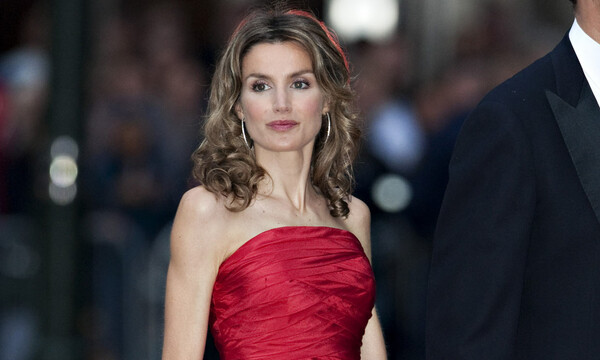 Reina Letizia con vestido rojo de gala