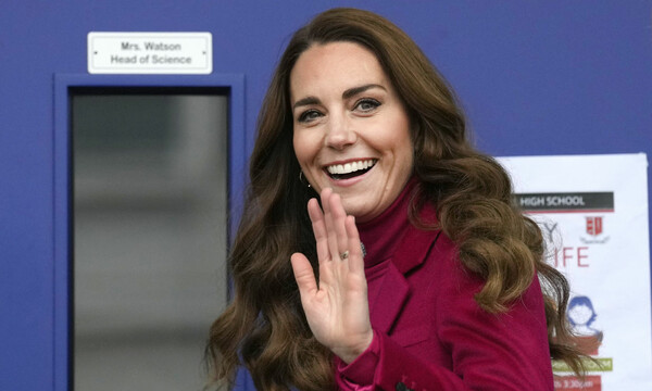 Kate Middleton estrena abrigo y jersey fucsia