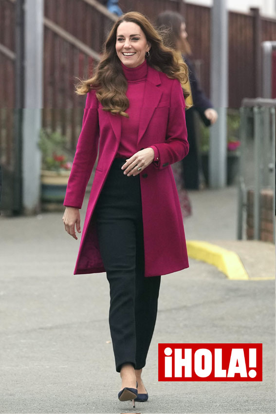 Kate Middleton estrena abrigo y jersey fucsia