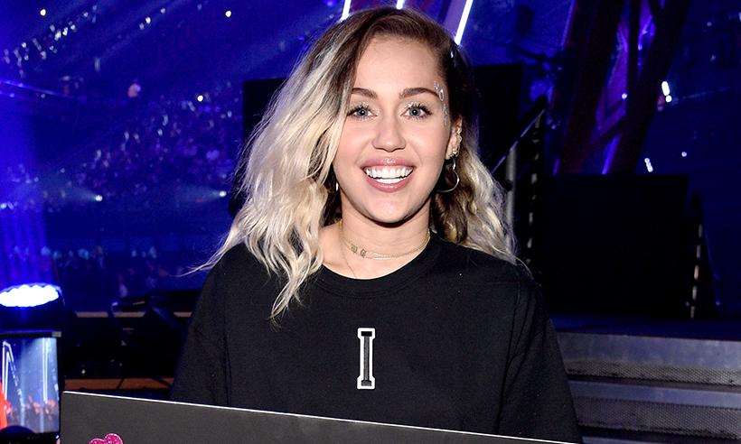 Miley Cyrus vuelve a utilizar su anillo de compromiso en el video de su nueva canción Malibu