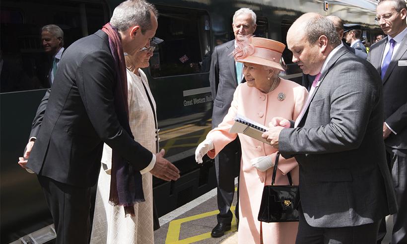 La Reina Isabel recrea el primer viaje en tren realizado por la Reina Victoria hace 175 años