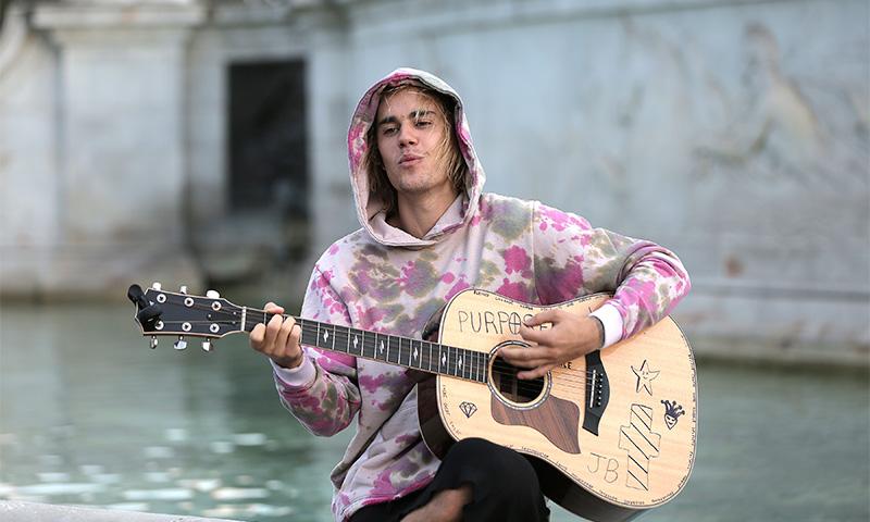Justin Bieber sorprende a Hailey Baldwin con una serenata frente al Palacio de Buckingham