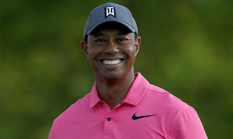 Tiger Woods celebra su primer triunfo en 5 años con un romántico beso