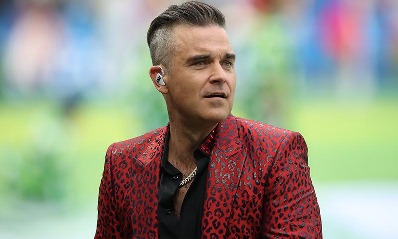 Robbie Williams revela que por 25 años le tuvo miedo al creador de The X Factor