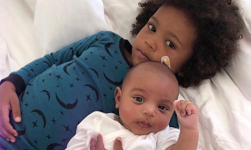 Los dos niños de Kim Kardashian posan para la foto más tierna entre hermanos