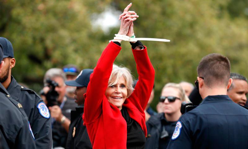 Jane Fonda anuncia que el emblemático abrigo rojo de sus arrestos será la última prenda que comprará