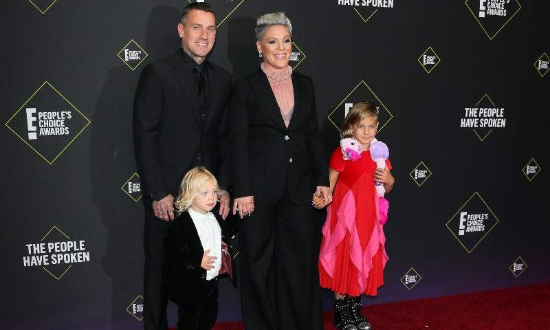 El look de la hija de Pink que nos recordó al vestido de cisne de Bjork en los Oscar 2001