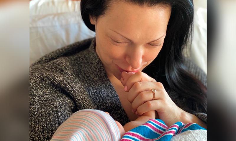 Laura Prepon, de 'Orange is the New Black', le da la bienvenida a su segundo bebé