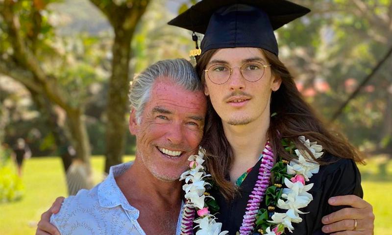 Desde Hawái, Pierce Brosnan celebra junto a su hijo Dylan su graduación, aunque la ceremonia fue cancelada