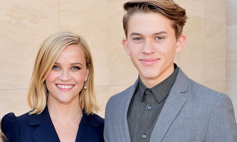 El hijo de Reese Witherspoon debuta en la música y ella no ha tardado en presumirlo