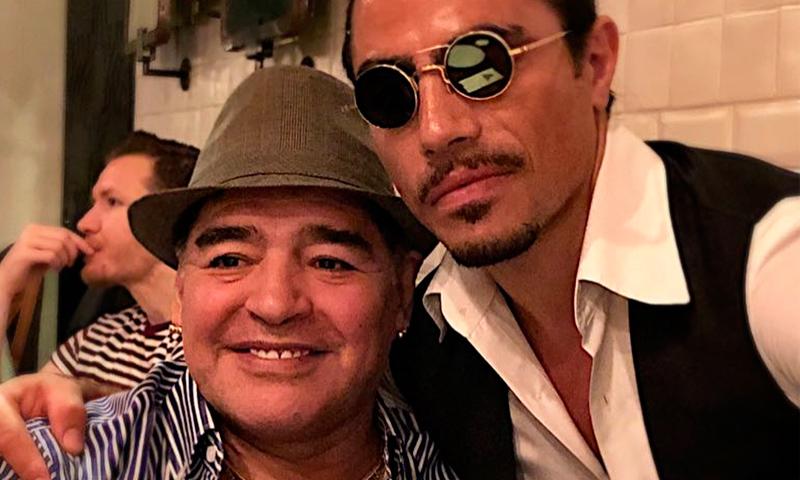 Como homenaje a Maradona, Salt Bae mantendrá reservada de por vida su mesa favorita