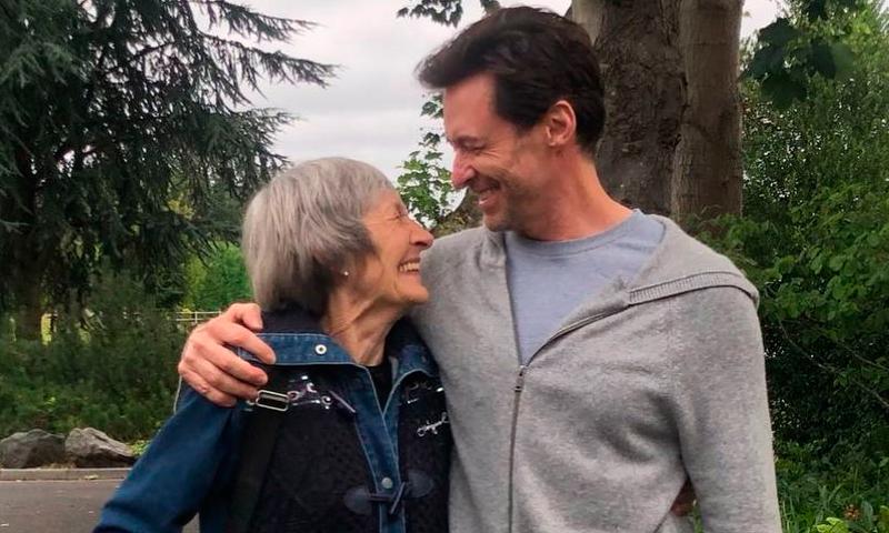 Hugh Jackman comparte una dulce foto junto a su mamá, 10 años después de haber revelado su reconciliación